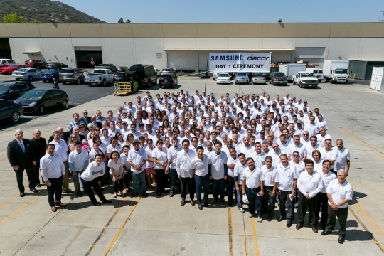 데이코 전 임직원과 삼성전자 경영진이 지난 8일(현지시간) 미국 캘리포니아 인더스트리시에 위치한 데이코 본사에서 인수식을 기념하며 단체사진을 찍고 있다.<삼성전자 제공>
